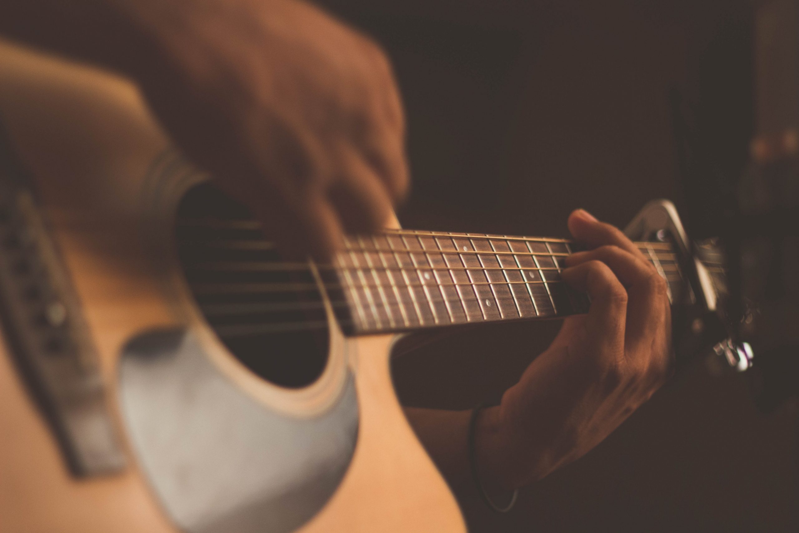 man die gitaar acoustische gitaar speeld